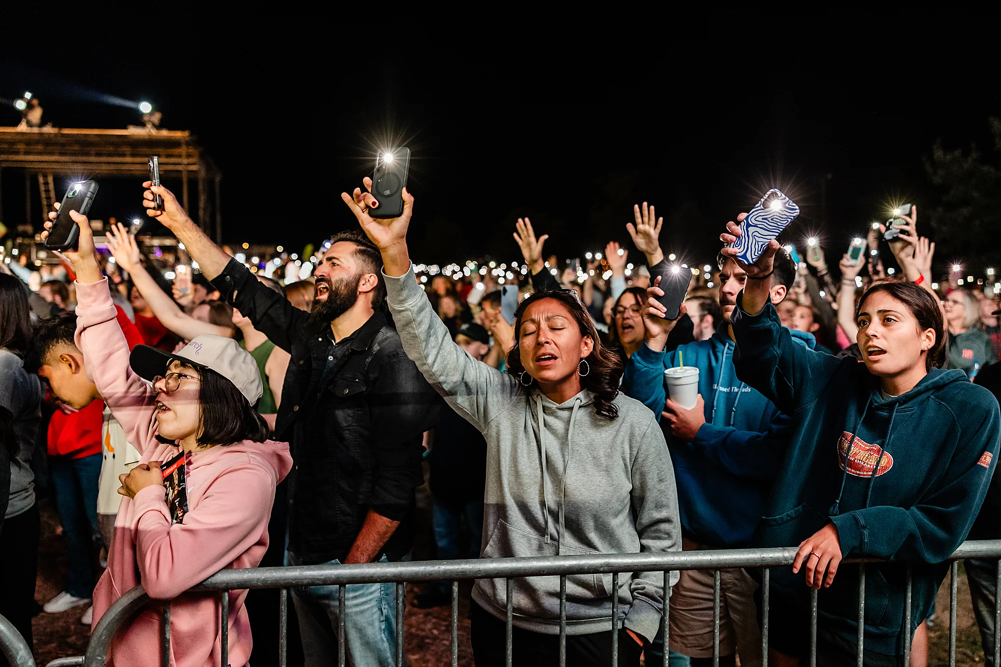 The Horizon stage and crowd at night